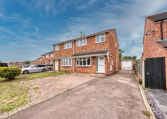 Stylish Home From Home 3 Bed House, Sleeps 6, Private Parking, Wifi Leamington Spa