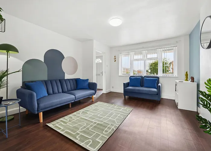 Stylish Home From Home 3 Bed House, Sleeps 6, Private Parking, Wifi Leamington Spa