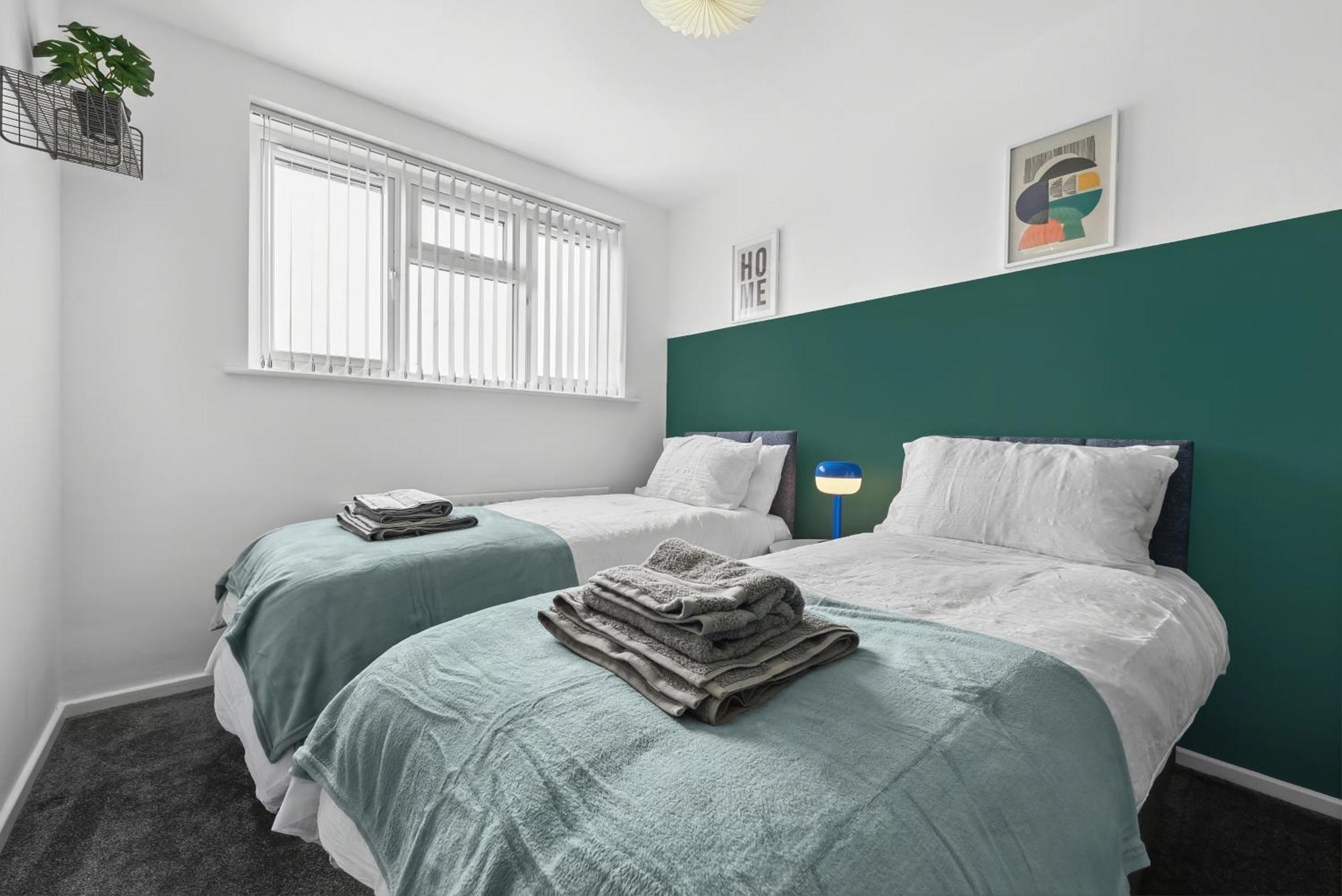 Stylish From 3 Bed House, Sleeps 6, Private Parking, Wifi * Leamington Spa