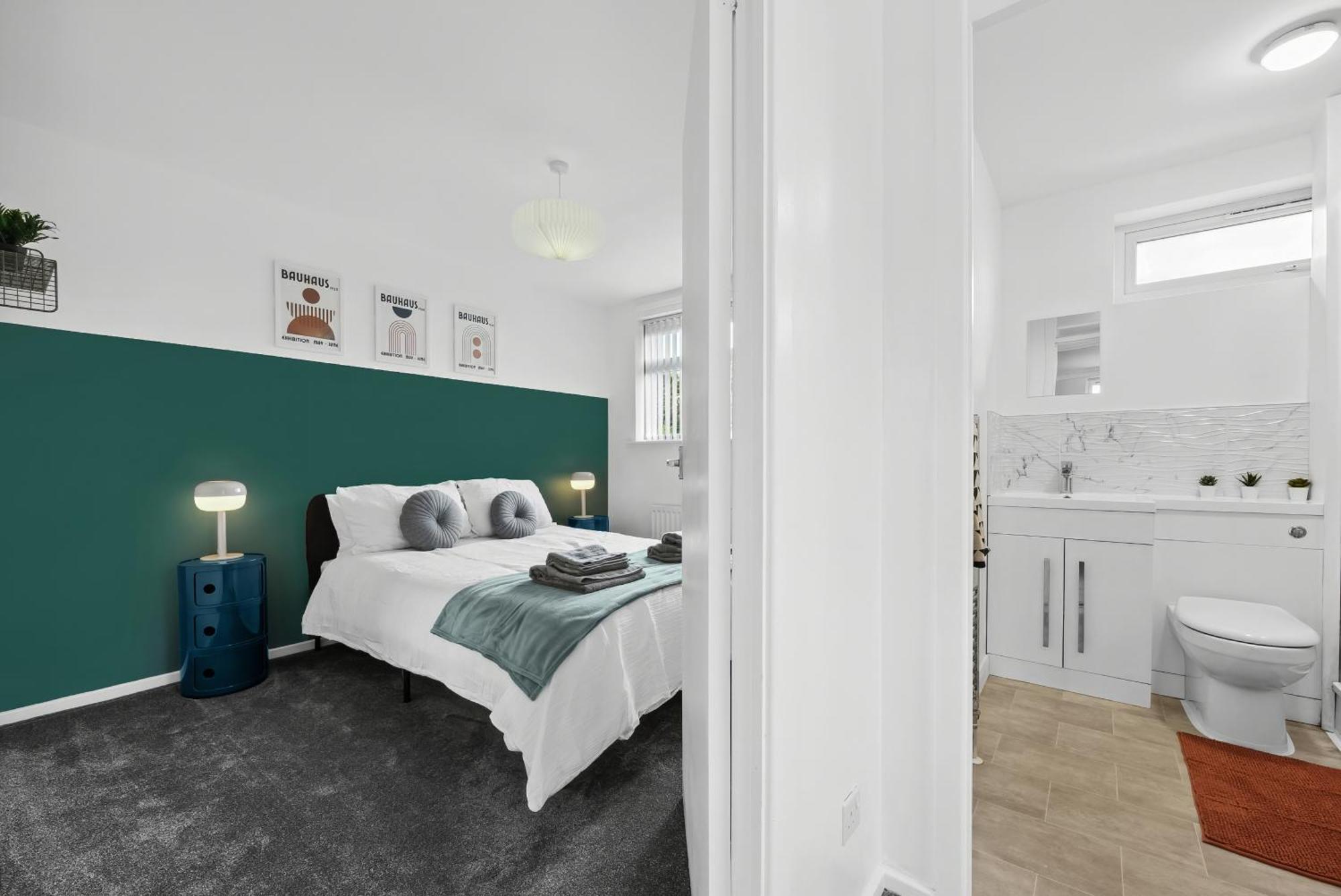 Stylish From 3 Bed House, Sleeps 6, Private Parking, Wifi Holiday home Leamington Spa