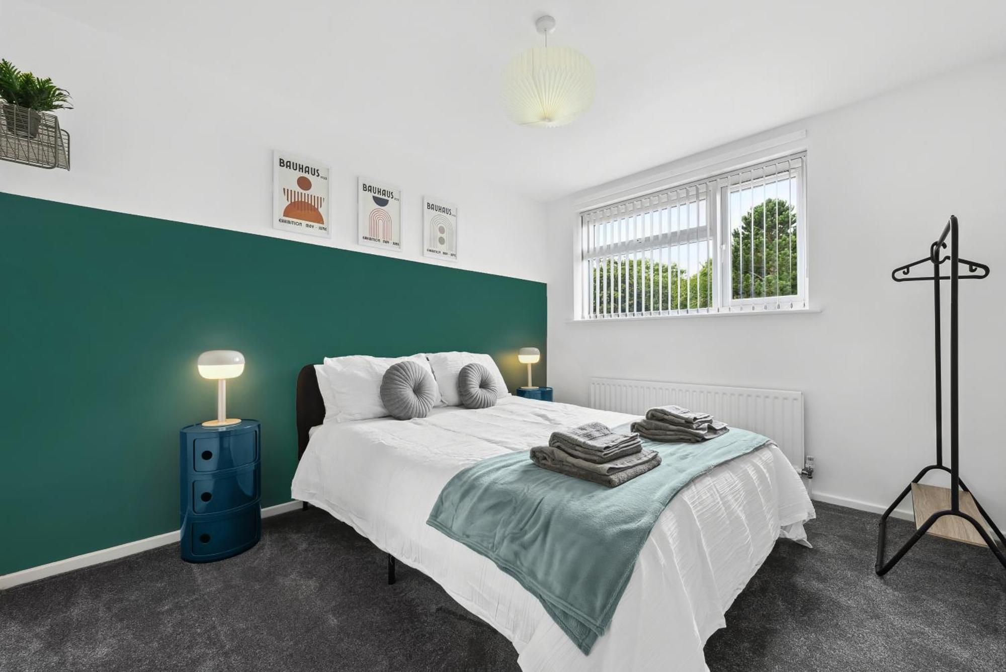 Stylish From 3 Bed House, Sleeps 6, Private Parking, Wifi *