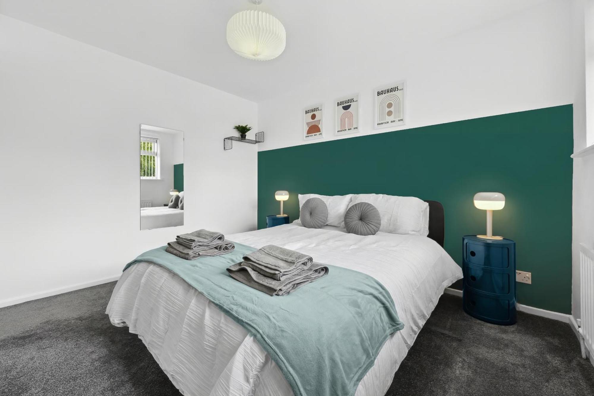 Holiday home Stylish From 3 Bed House, Sleeps 6, Private Parking, Wifi