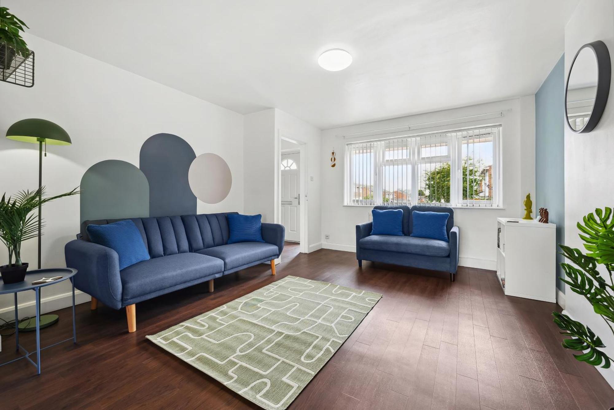 Stylish From 3 Bed House, Sleeps 6, Private Parking, Wifi Holiday home *