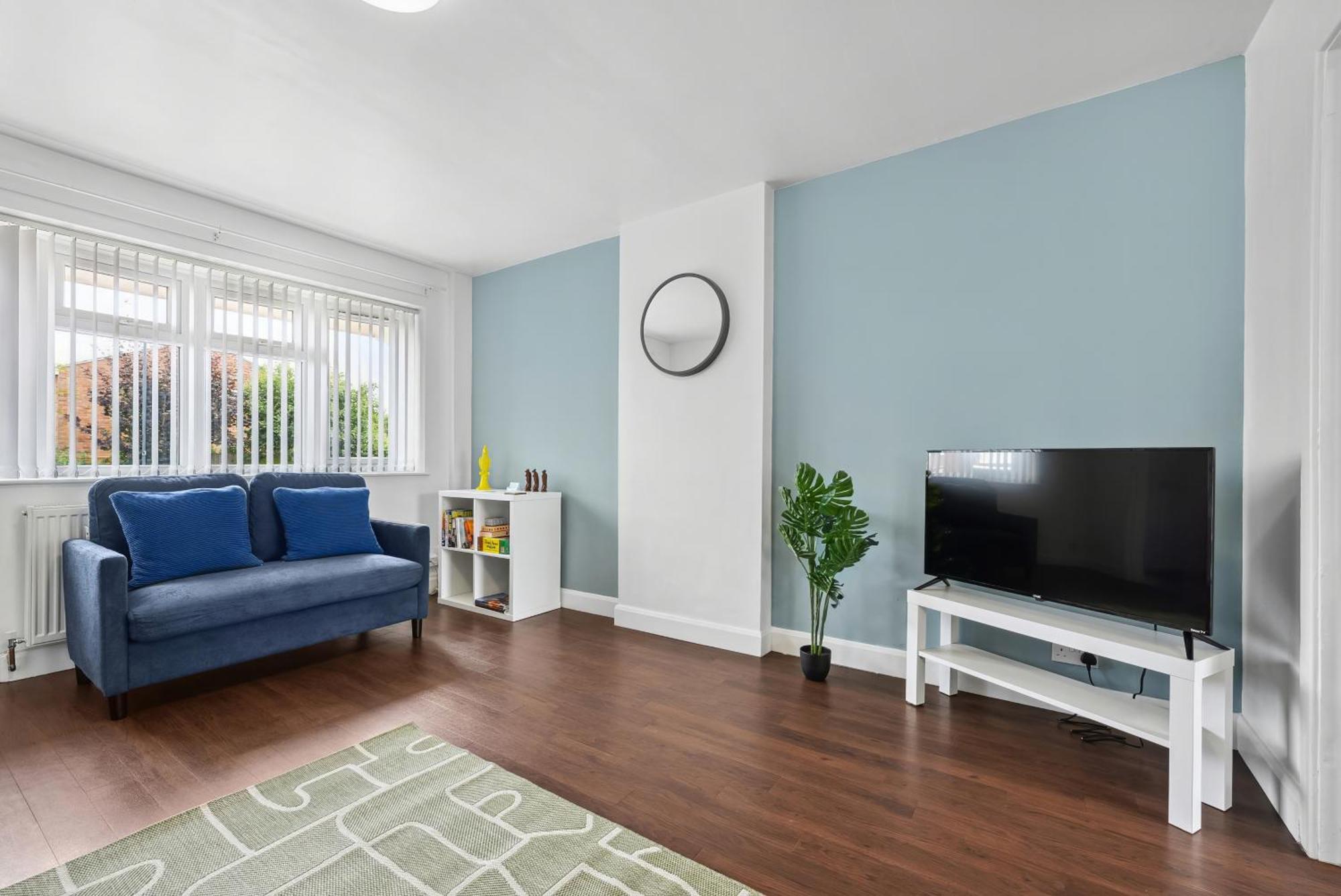 Holiday home Stylish From 3 Bed House, Sleeps 6, Private Parking, Wifi *