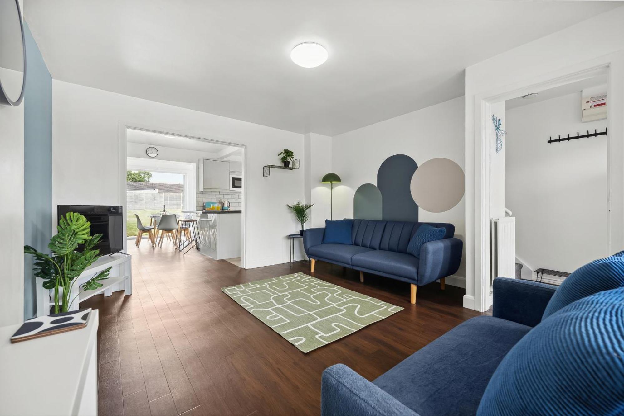 Stylish From 3 Bed House, Sleeps 6, Private Parking, Wifi *