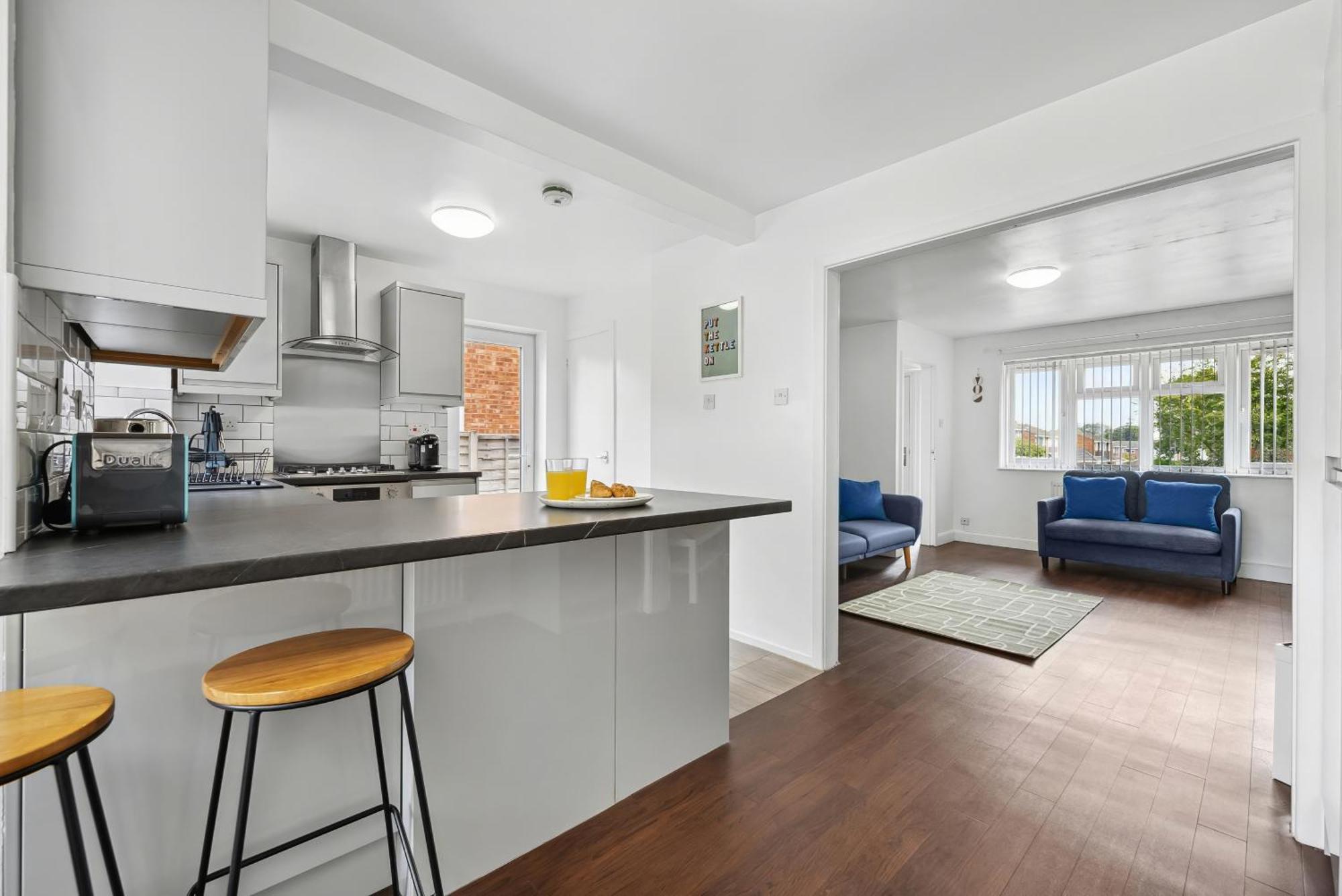 Stylish From 3 Bed House, Sleeps 6, Private Parking, Wifi * Leamington Spa