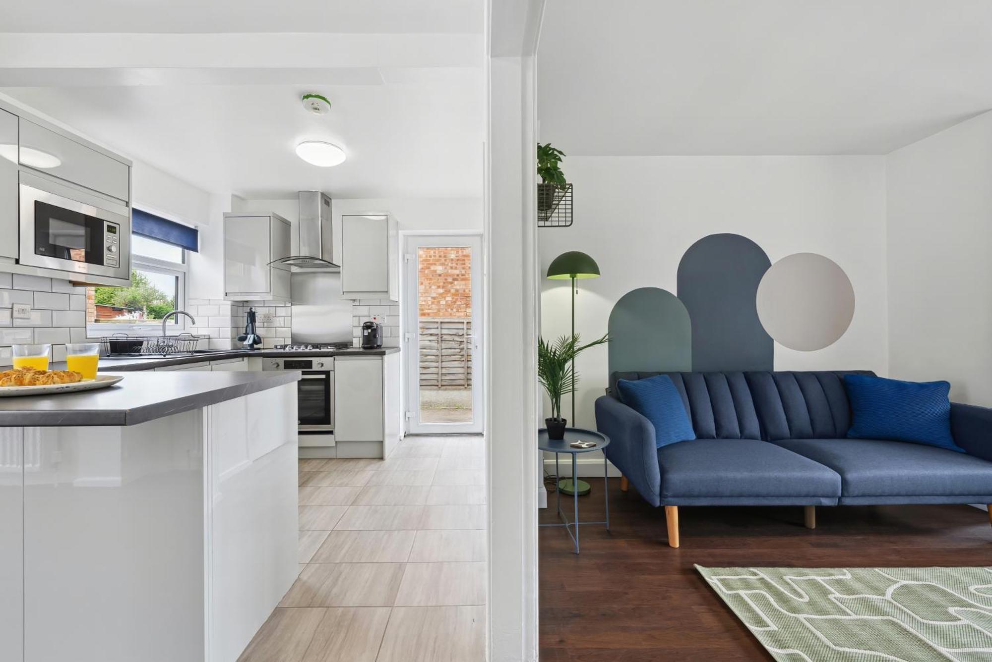 Stylish From 3 Bed House, Sleeps 6, Private Parking, Wifi