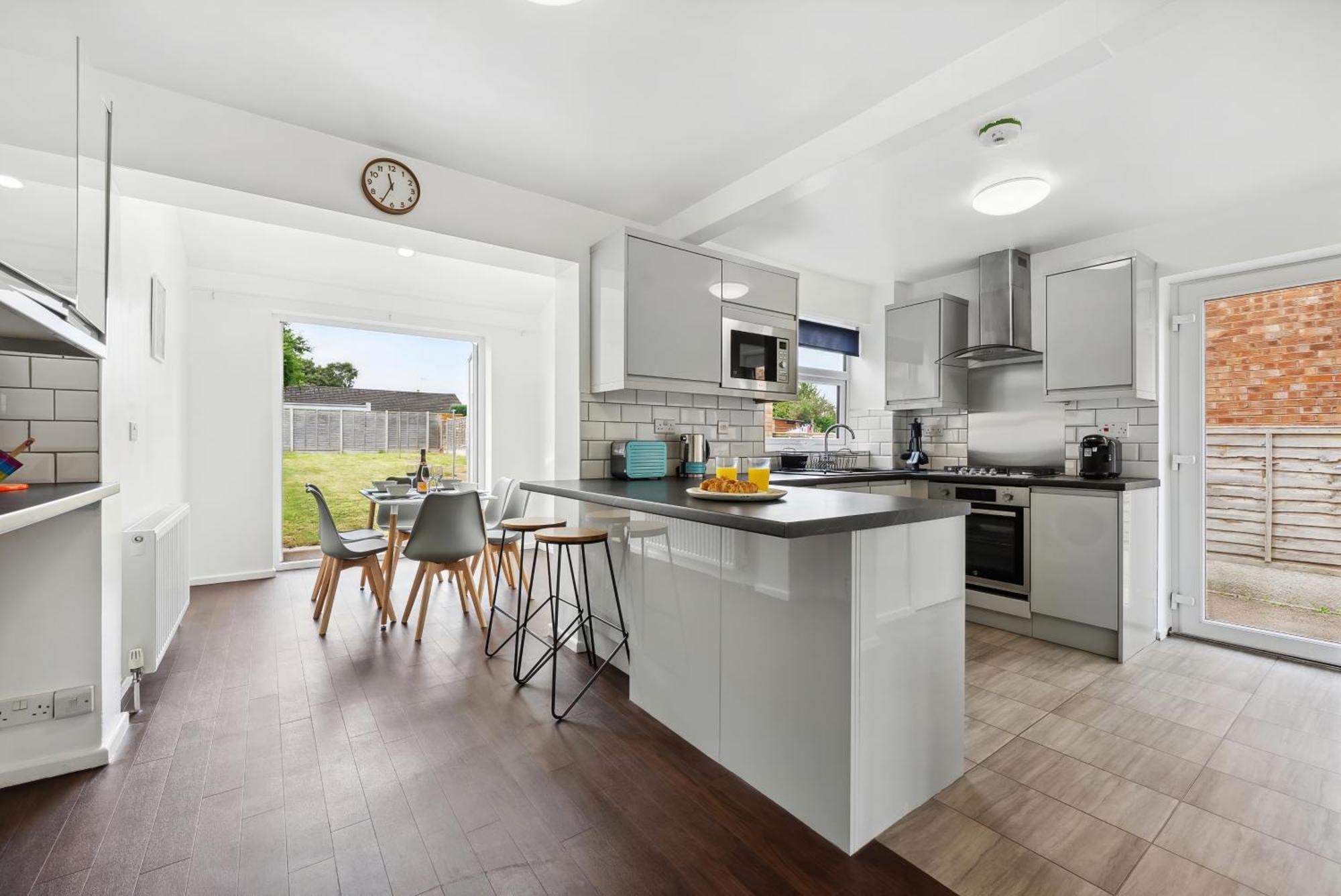 Stylish From 3 Bed House, Sleeps 6, Private Parking, Wifi Holiday home *