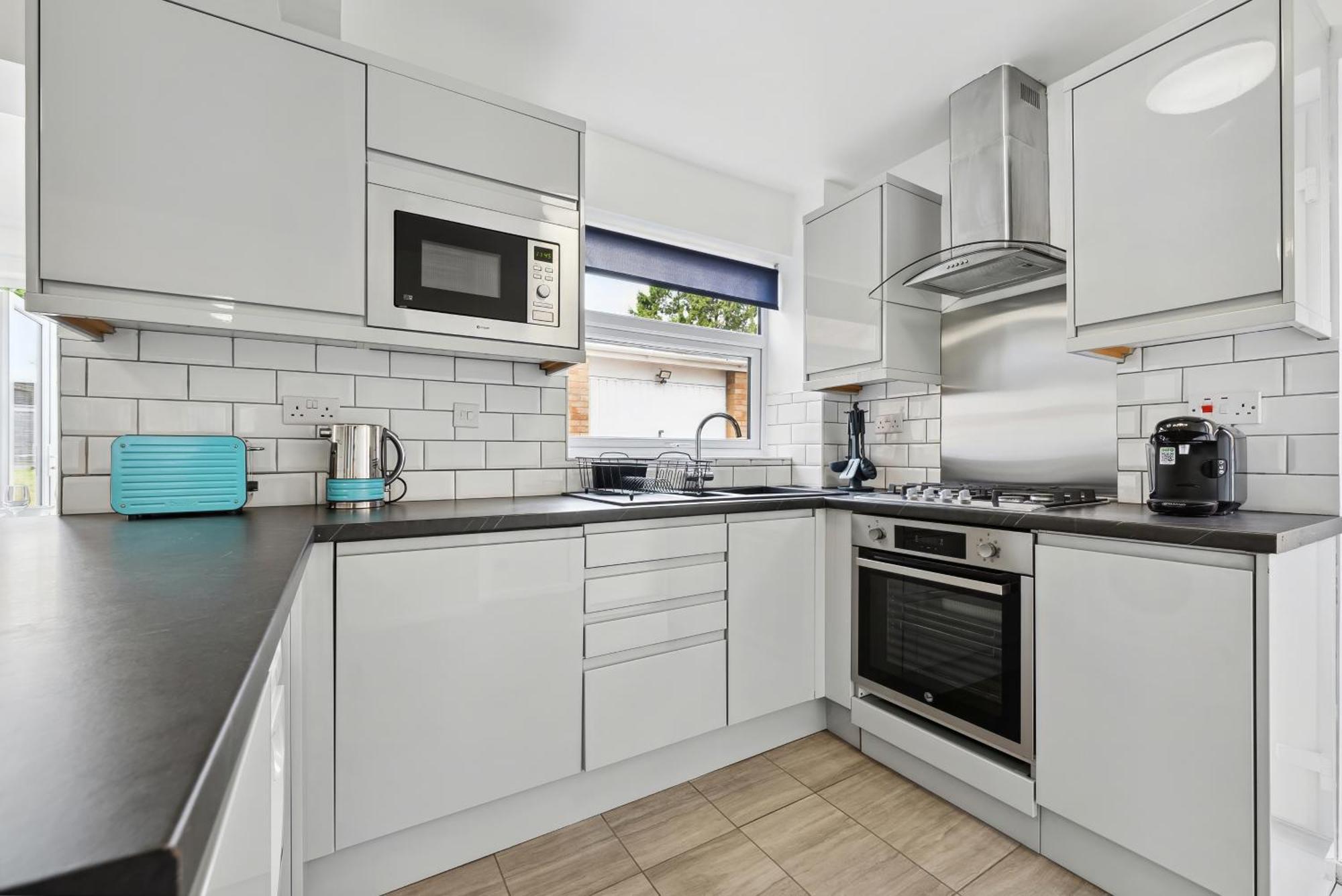 Stylish From 3 Bed House, Sleeps 6, Private Parking, Wifi