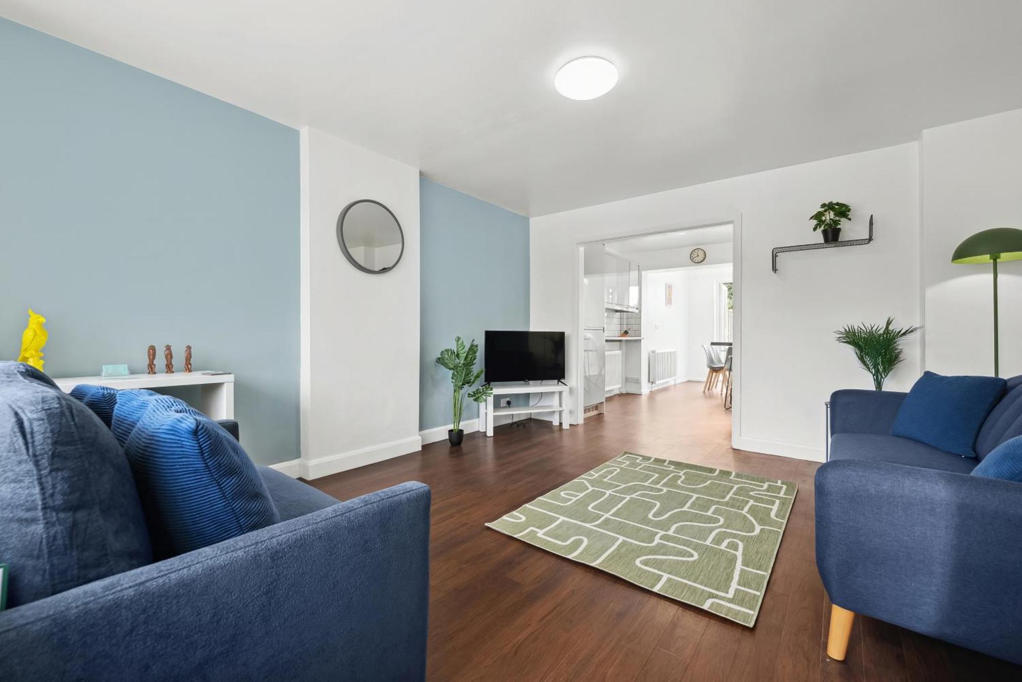 Stylish From 3 Bed House, Sleeps 6, Private Parking, Wifi Holiday home