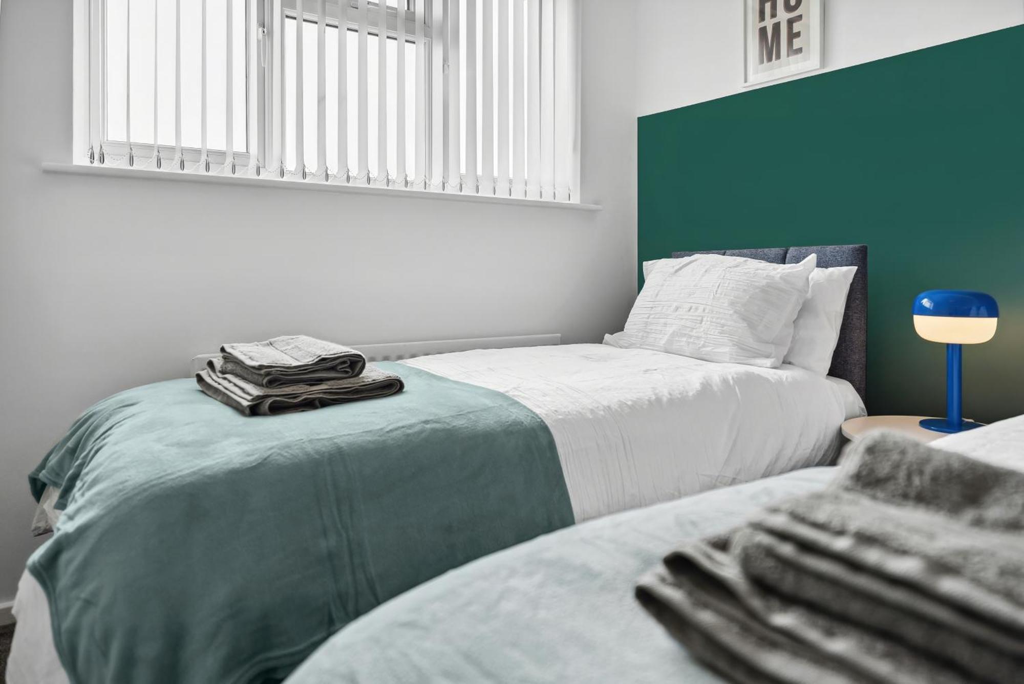 Stylish From 3 Bed House, Sleeps 6, Private Parking, Wifi Holiday home