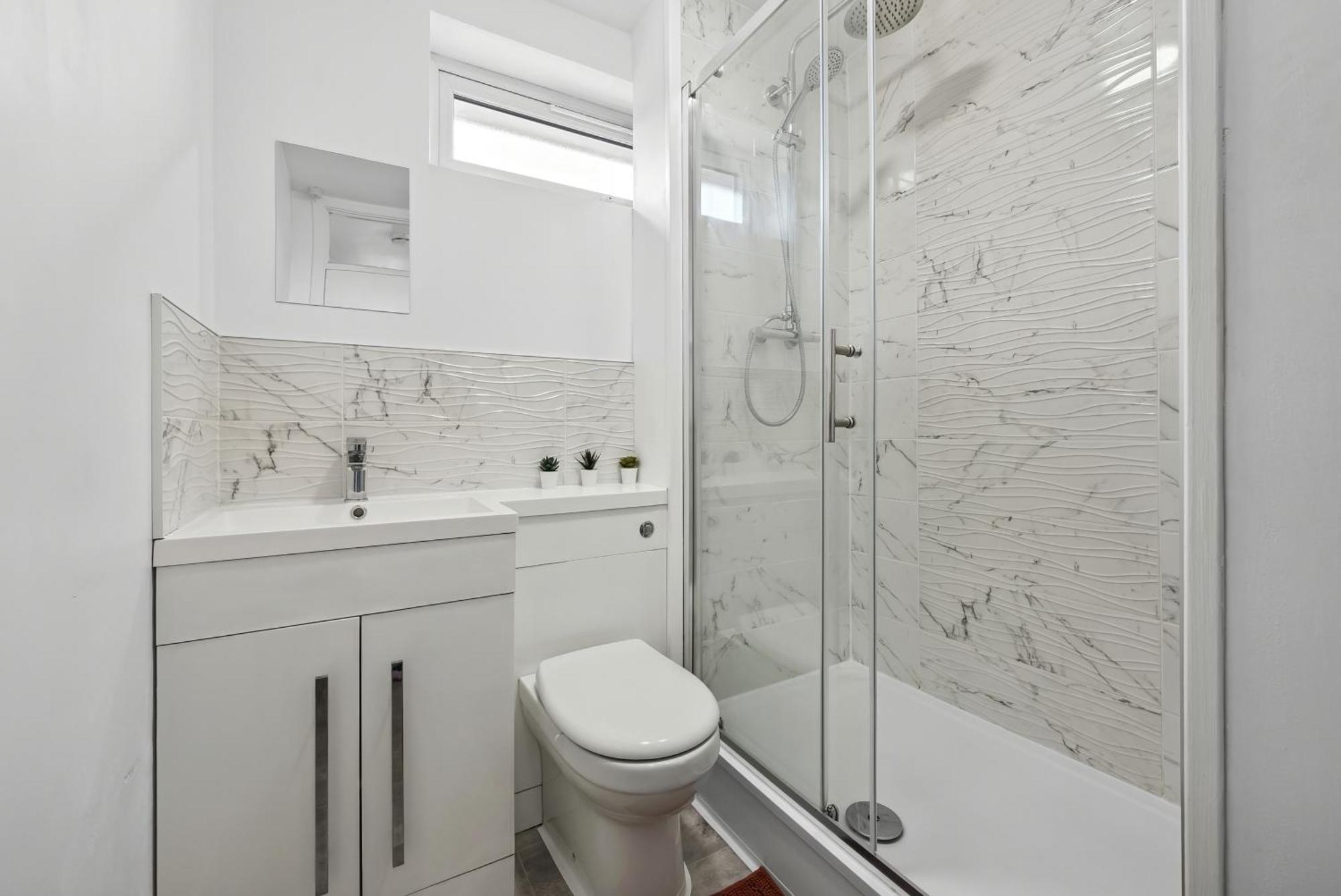 Holiday home Stylish From 3 Bed House, Sleeps 6, Private Parking, Wifi